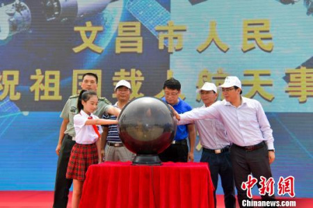 圖為文昌青少年航天繪畫(huà)比賽啟動(dòng)儀式。駱云飛 攝