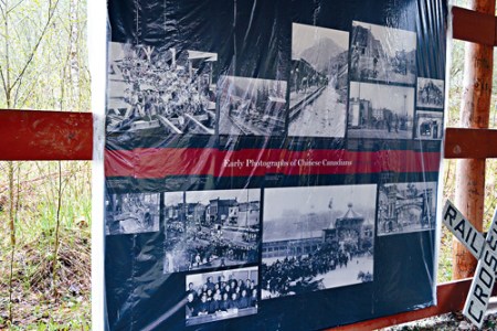 賀普在旅行車營地旁建一亭子，展示本地華人史資料.
