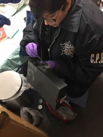 華裔成先生在芝加哥華埠的合租房半月間三度遭竊，警方搜查捕證。(成先生提供) 