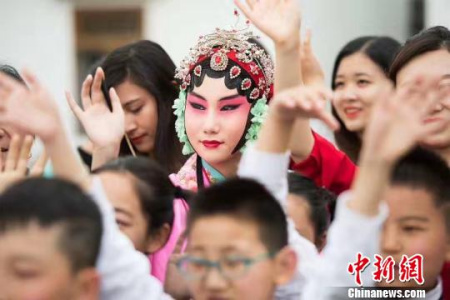 在中國南京，昆曲花旦以戲曲的方式演繹“茉莉花”?！⊥跷南?攝