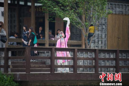 在中國南京，昆曲花旦以戲曲的方式演繹“茉莉花”。　王文溪 攝