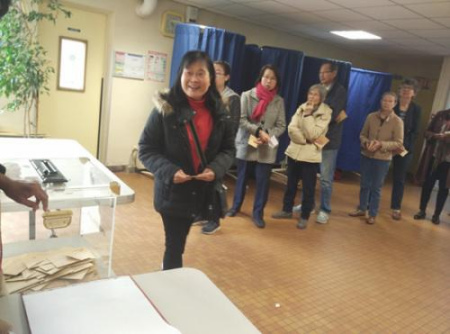 　華裔選民在排隊投票。 (法國《歐洲時報》/黃冠杰 攝)