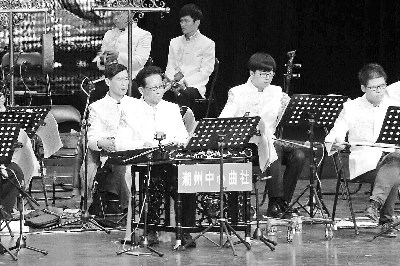 孫振強(qiáng)（前左一）正在演奏。
