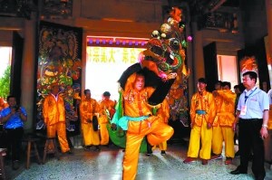 揭西大溪李氏宗祠內(nèi)舞麒麟。