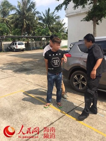 圖為嫌疑人被警方控制。