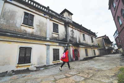 東大村東源的老洋房數(shù)量之多、規(guī)模之大、造型之美令人驚嘆，這些南洋老建筑建于上世紀三四十年代，迄今已有七八十年的歷史，東源自然村是有名的僑鄉(xiāng)，素來有“小南洋”之稱。
