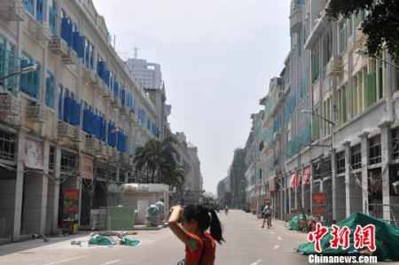 兩旁的騎樓被重新粉刷?！蚊?攝