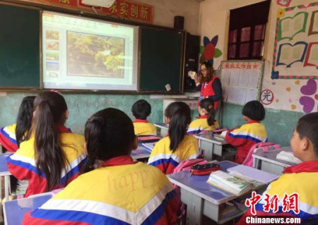 圖為外派教師在積石山縣三所村級小學(xué)組織了公開課?！±顏嘄?攝