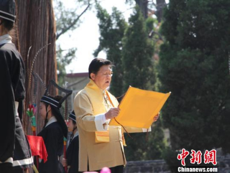 2017紀(jì)念孟母孟子大典于27日在孟子故里山東鄒城舉辦。圖為孟子第73代孫、中國(guó)齊魯文化促進(jìn)會(huì)常務(wù)副會(huì)長(zhǎng)孟曉蘇宣讀祭文?！≮w曉 攝