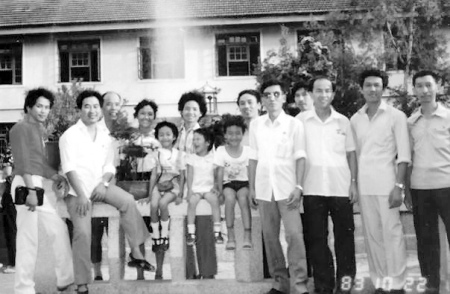 1983年10月22日鄧永強(右三)與回到集美僑校參加校慶的海內(nèi)外校友。