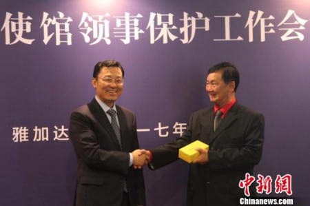 圖為謝鋒為2016年度優(yōu)秀領(lǐng)保聯(lián)絡(luò)員頒獎(jiǎng)。林永傳　攝