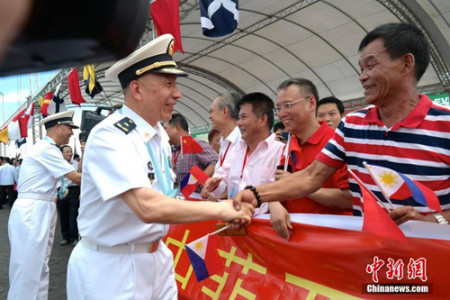 中國海軍艦艇編隊指揮員沈浩少將與到場迎接的旅菲僑胞握手致意。 <a target='_blank' >中新社</a>記者 張明 攝