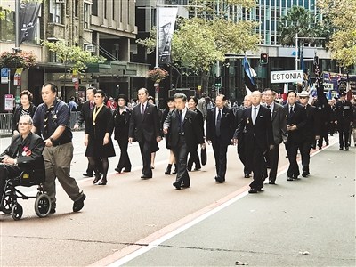 圖為“澳新軍團日”當天，中國軍人后代組成隊伍參加游行。