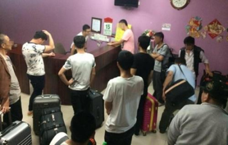 在馬來西亞，陷入“打工騙局”的部分中國農(nóng)民獲安排入住酒店。