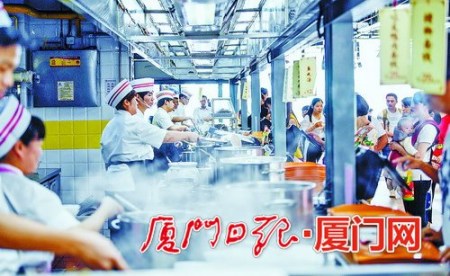 在廈門老字號(hào)美食城中，一整排的服務(wù)窗口分門別類烹飪傳統(tǒng)小吃，甚是壯觀。