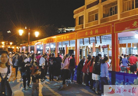 五一假期來媽祖圣地旅游的游客夜間前來光顧。