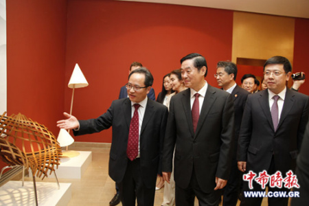 “杭州傳統(tǒng)工藝創(chuàng)新展”亮相希臘。(希臘《中希時報》/王洪普 攝)