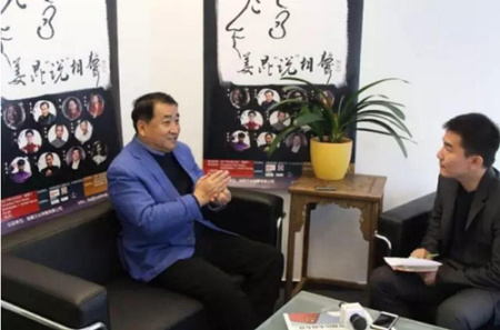 姜昆接受《歐洲時(shí)報(bào)》專(zhuān)訪。