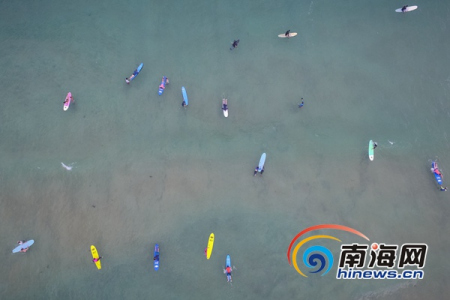 海面上練習(xí)沖浪的學(xué)員。