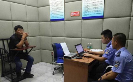 辦案民警對(duì)犯罪嫌疑人進(jìn)行訊問。