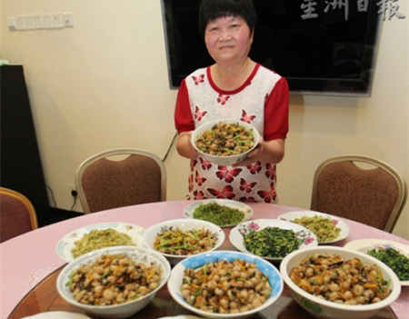 自結(jié)婚后，丘秀鳳每周都需親自準備客家擂茶及其他菜肴，早已習(xí)慣烹飪的日子，隨時都能變出一大桌的美食
