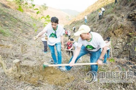 　　在植樹活動中，大家熱情高漲。