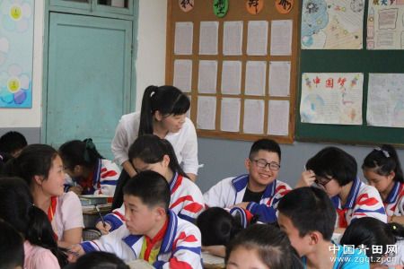 圖為尹旭東老師教會(huì)學(xué)生課題后和學(xué)生一起開(kāi)懷大笑