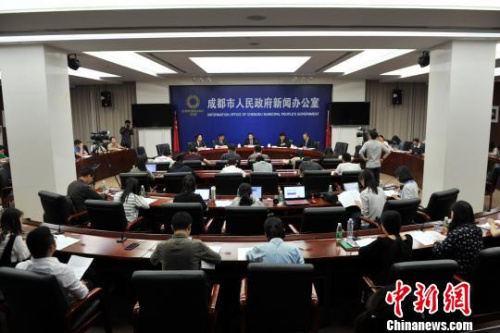 成都市人民政府新聞辦公室舉行新聞發(fā)布會(huì)?！↑S文杰 攝