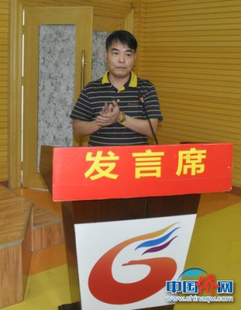 圖為廣西—東盟經(jīng)開區(qū)管委會副主任黃煥介紹情況。林浩 攝