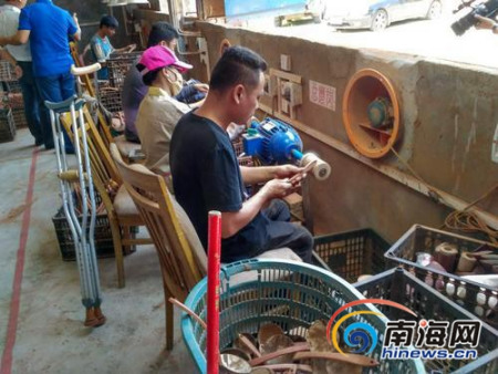 殘疾人員工自食其力掙錢養(yǎng)家。