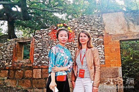 身穿蟳埔女傳統(tǒng)服飾的王秀梅(左)與到訪外國(guó)客人/受訪者供圖 身穿蟳埔女傳統(tǒng)服飾的王秀梅(左)與到訪外國(guó)客人/受訪者供圖
