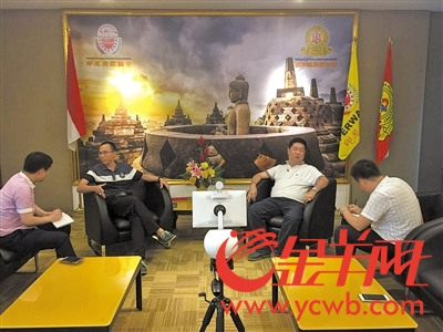 羊城晚報全媒體記者在印尼采訪年輕一代華人。