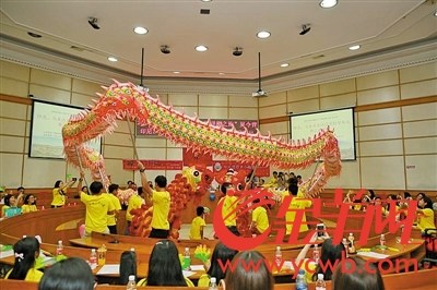 海外華人青年表演舞龍舞獅。受訪者供圖