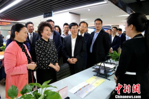 國(guó)僑辦主任裘援平(左二)、山東省政府副秘長(zhǎng)魏華祥(右一)、山東省僑辦主任劉方會(huì)(右二)等一行考察濟(jì)南高新區(qū)政務(wù)服務(wù)大廳僑務(wù)服務(wù)窗口。　梁犇 攝