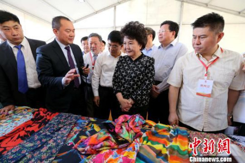 國(guó)僑辦主任裘援平等一行到僑企德邁國(guó)際信息產(chǎn)業(yè)園，現(xiàn)場(chǎng)考察由德邁國(guó)際世界領(lǐng)先工業(yè)打印機(jī)打印出的產(chǎn)品。　梁犇 攝