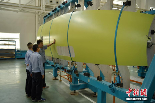 資料圖：工程技術人員正在對即將出廠的C919大型客機部件進行檢驗。 <a target='_blank' >中新社</a>記者 劉忠俊 攝