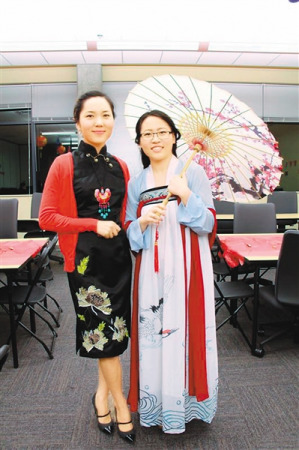 　圖為美國西北大學(xué)學(xué)生穿中國傳統(tǒng)服飾參加國際生聚會。