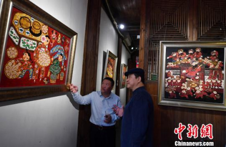 圖為之前實(shí)驗(yàn)班學(xué)員的作品展覽?！蚊?攝