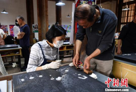 圖為漆藝?yán)蠋熤笇?dǎo)學(xué)生。　呂明 攝