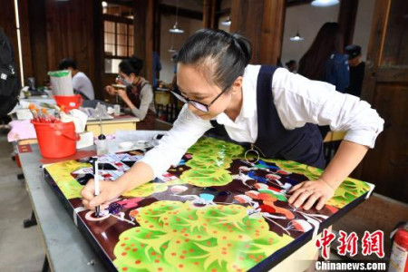 圖為學(xué)員在實(shí)驗(yàn)班基地進(jìn)行創(chuàng)作?！蚊?攝