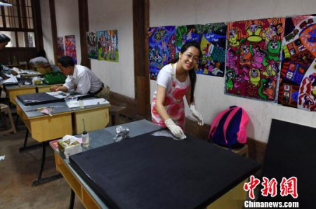 圖為學(xué)員在實(shí)驗(yàn)班基地進(jìn)行創(chuàng)作?！蚊?攝