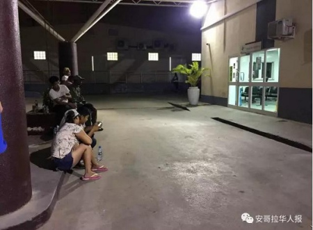 守候在搶救室外面的華人同胞。