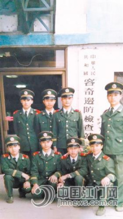 胡波新兵照（第一排左起第一個(gè)）。