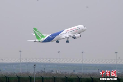 5月5日，中國首款國際主流水準(zhǔn)的干線客機C919在上海浦東國際機場成功首飛。圖為C919起飛升空。 <a target='_blank' >中新社</a>記者 孫自法 攝