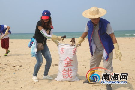 志愿者在萬寧大洲島清理垃圾。