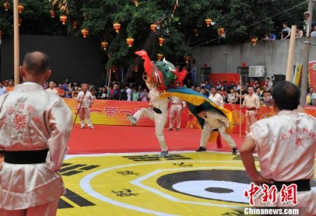 5月7日，樸里武獅隊(duì)在保生大帝繞境巡安文化節(jié)上表演。　張斌 攝
