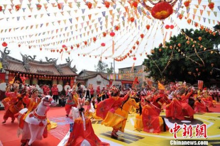 5月7日，來(lái)自海峽兩岸的近50多個(gè)表演方陣、上萬(wàn)名信眾齊聚廈門(mén)海滄滄江三都瑞青宮，參加一年一度的保生大帝繞境巡安文化節(jié)。　張斌 攝