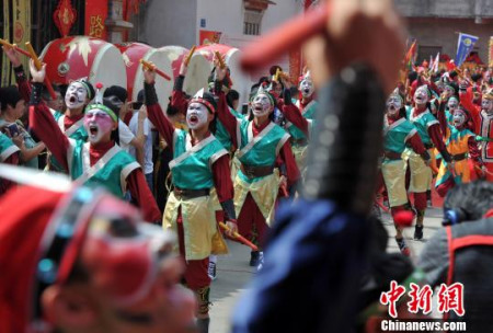 5月7日，來(lái)自廣東的國(guó)家非物質(zhì)遺產(chǎn)英歌舞為保生大帝巡安助陣。　張斌 攝
