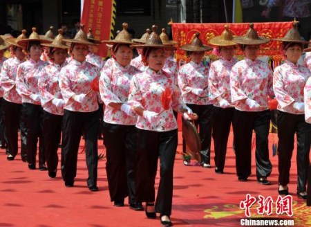 5月7日，泉州蟳浦鼓隊(duì)在保生大帝繞境巡安文化節(jié)上表演?！埍?攝