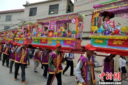 5月7日，廈門(mén)海滄蜈蚣閣民俗亮相保生大帝繞境巡安文化節(jié)。據(jù)了解，蜈蚣閣和閩臺(tái)兩地保生大帝文化密切相關(guān)，小孩子扮作金童玉女坐在“閣棚”內(nèi)，由人力肩扛，緩緩前進(jìn)，猶如一條大蜈蚣蜿蜒爬行。相傳，當(dāng)年保生大帝吳真人一生行醫(yī)救濟(jì)百姓，大多以蜈蚣為藥引，后人為紀(jì)念他，形成了蜈蚣閣這種祭拜民俗?！埍?攝